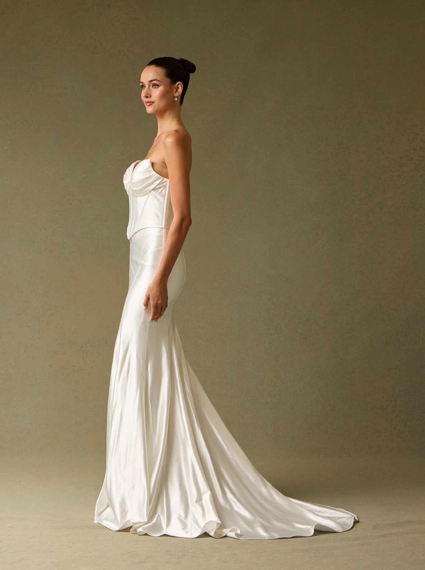 Vestido de Novia Corte Sirena Sin Tirantes y con Cola  Off White.