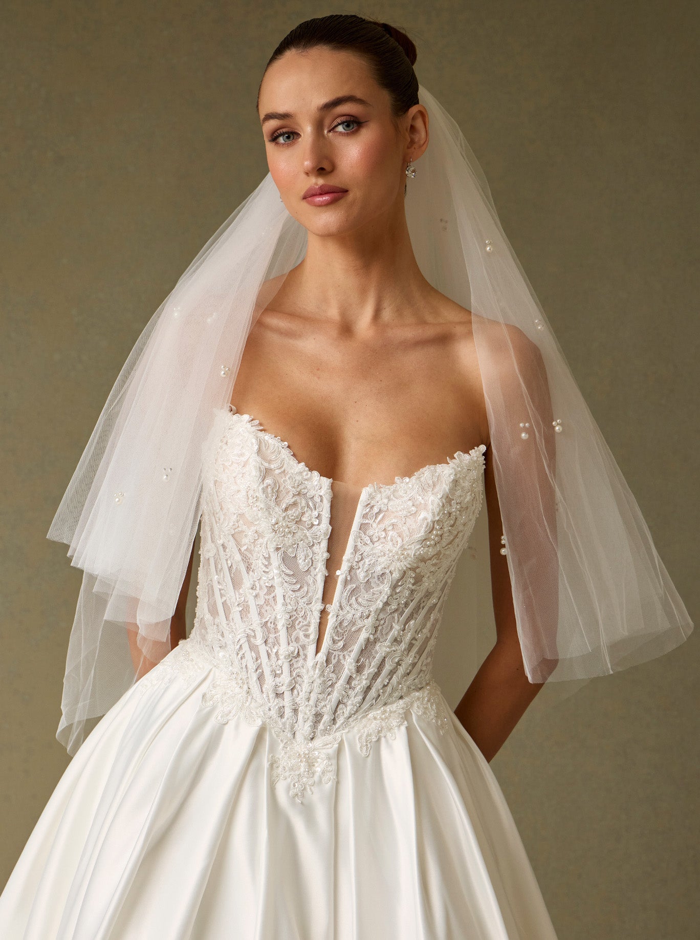 Velo Corto a Dos Capas, con Perlas y Cunetas, Color Off White