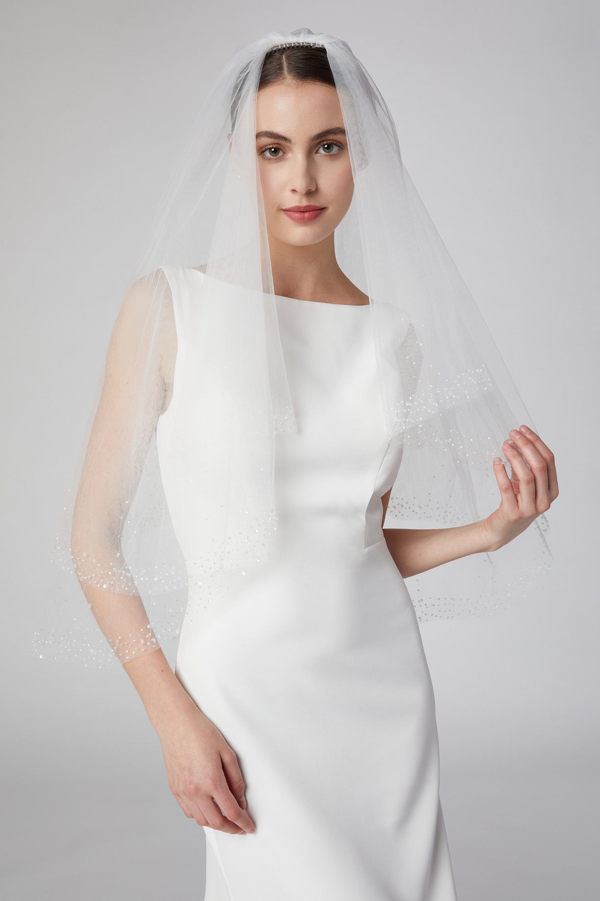 Velo de Novia Corto en Capas con Aplicaciones de Cuentas y Lentejuelas, Color Off White