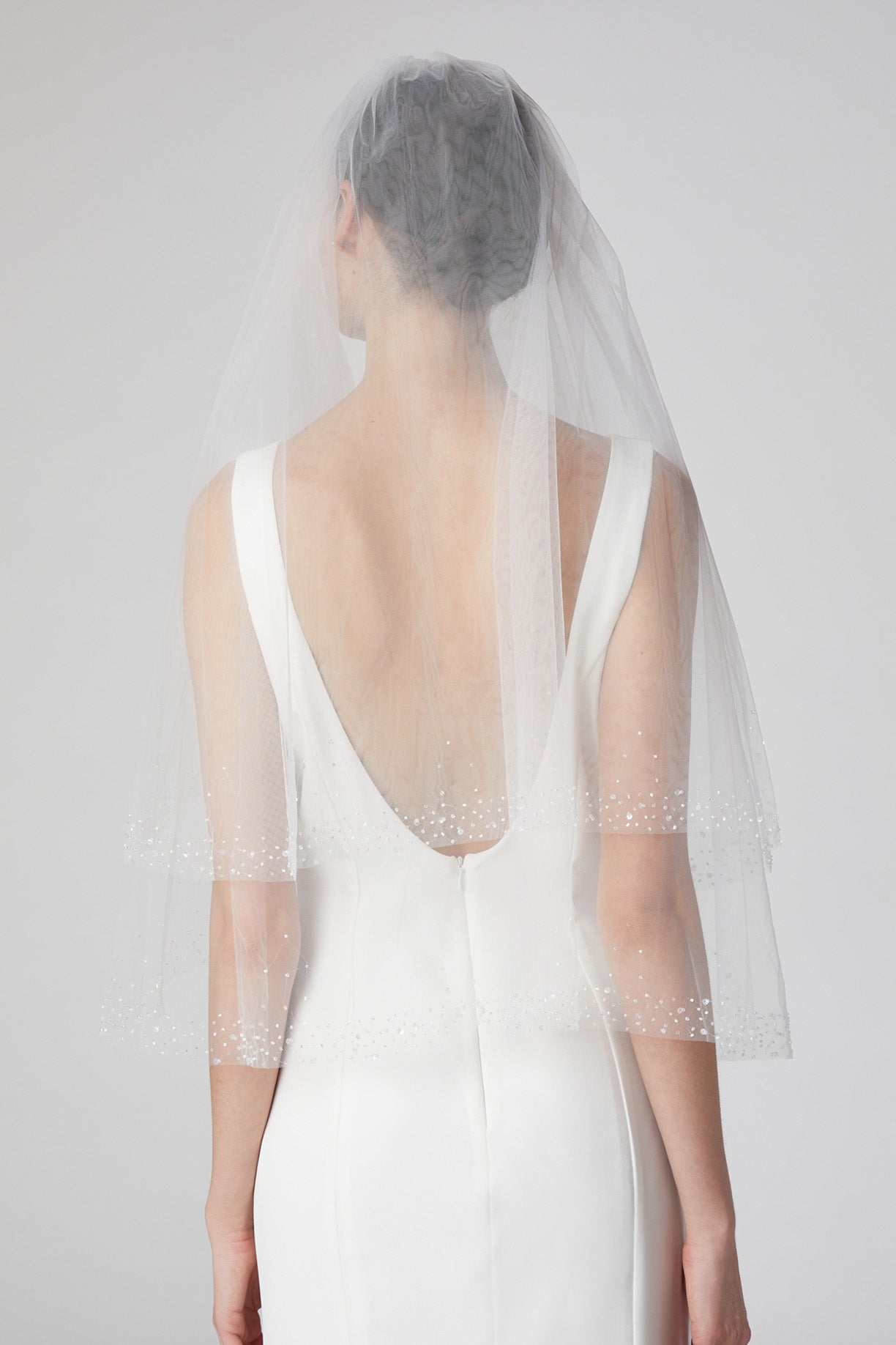 Velo de Novia Corto en Capas con Aplicaciones de Cuentas y Lentejuelas, Color Off White