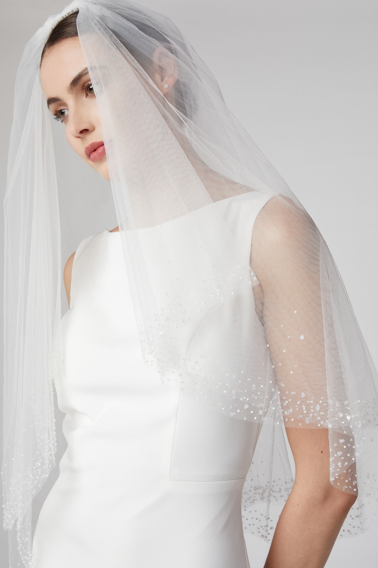Velo de Novia Corto en Capas con Aplicaciones de Cuentas y Lentejuelas, Color Off White