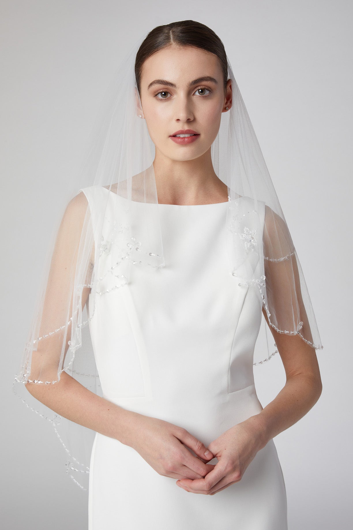 Velo de Novia Corto en Capas con Peine, Color Off White
