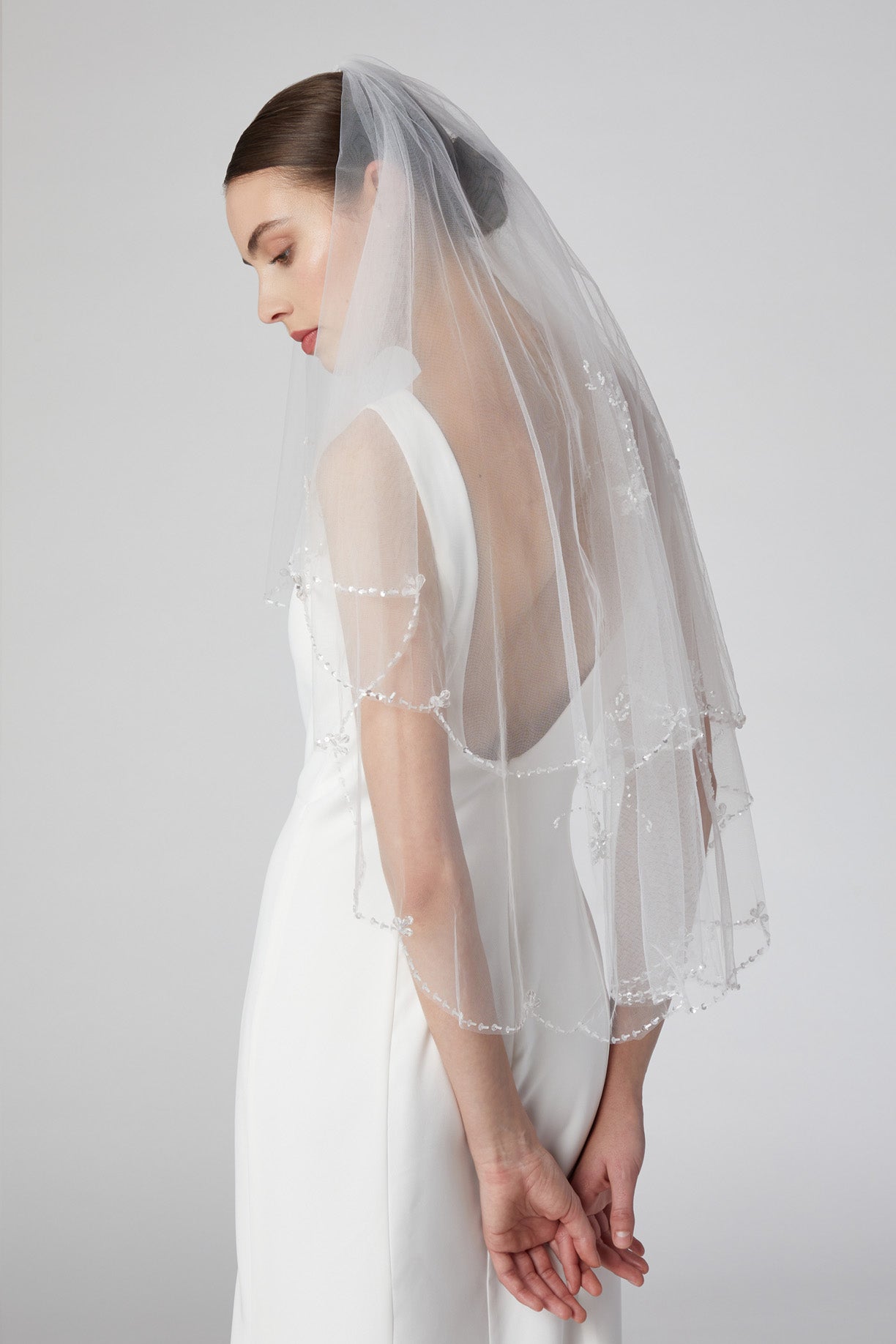 Velo de Novia Corto en Capas con Peine, Color Off White