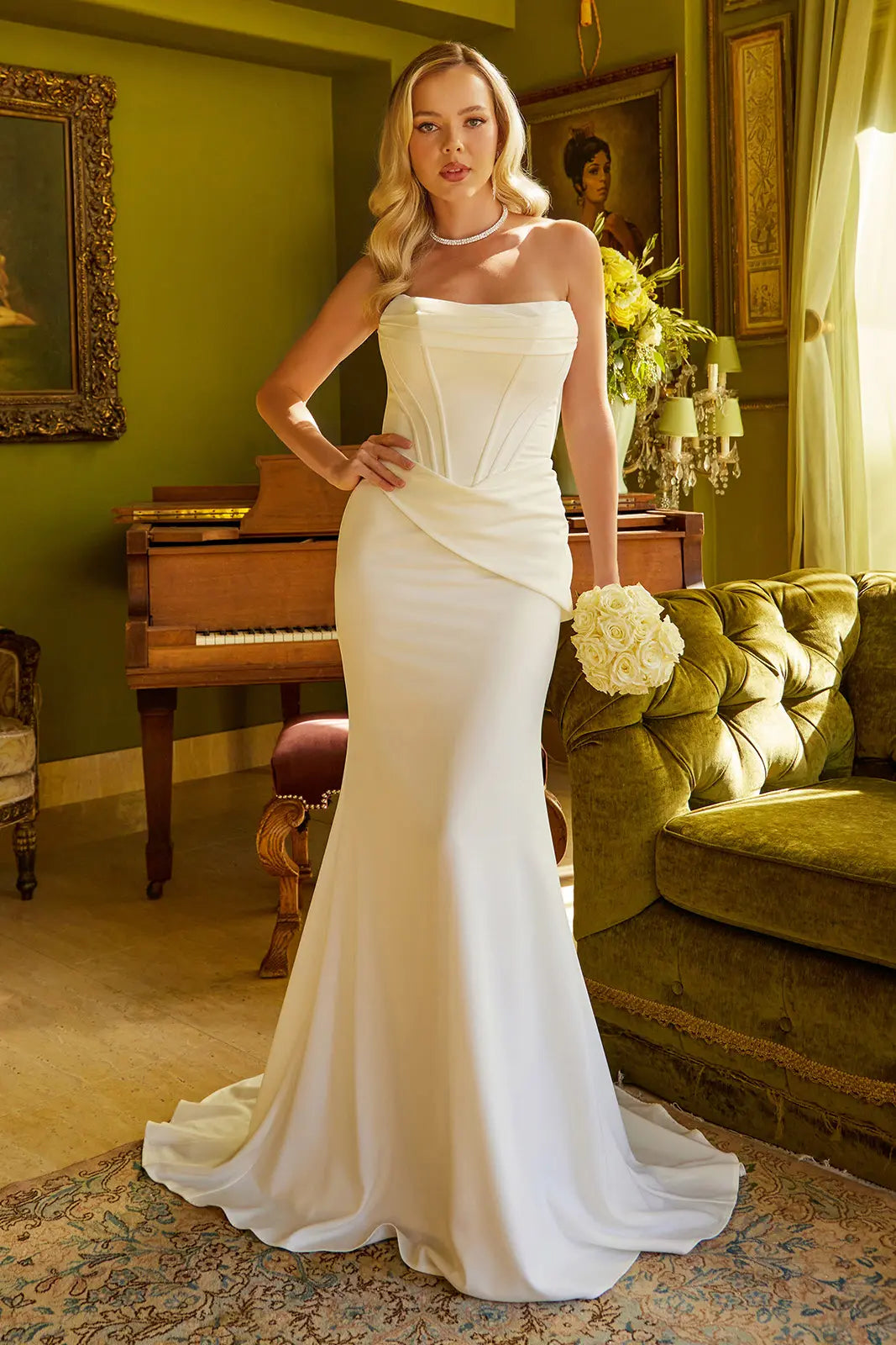 Vestido de Novia Ajustado con Drapeado en Escote y Cintura con Cauda Corta, Color Off White