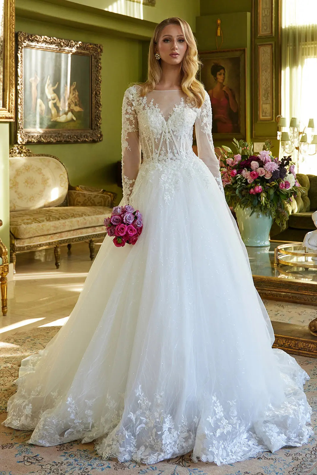 Vestido de Novia, Corte en A, Escote en V Ilusión, Manga Larga y Espalda Abierta con Cauda, Color Off White
