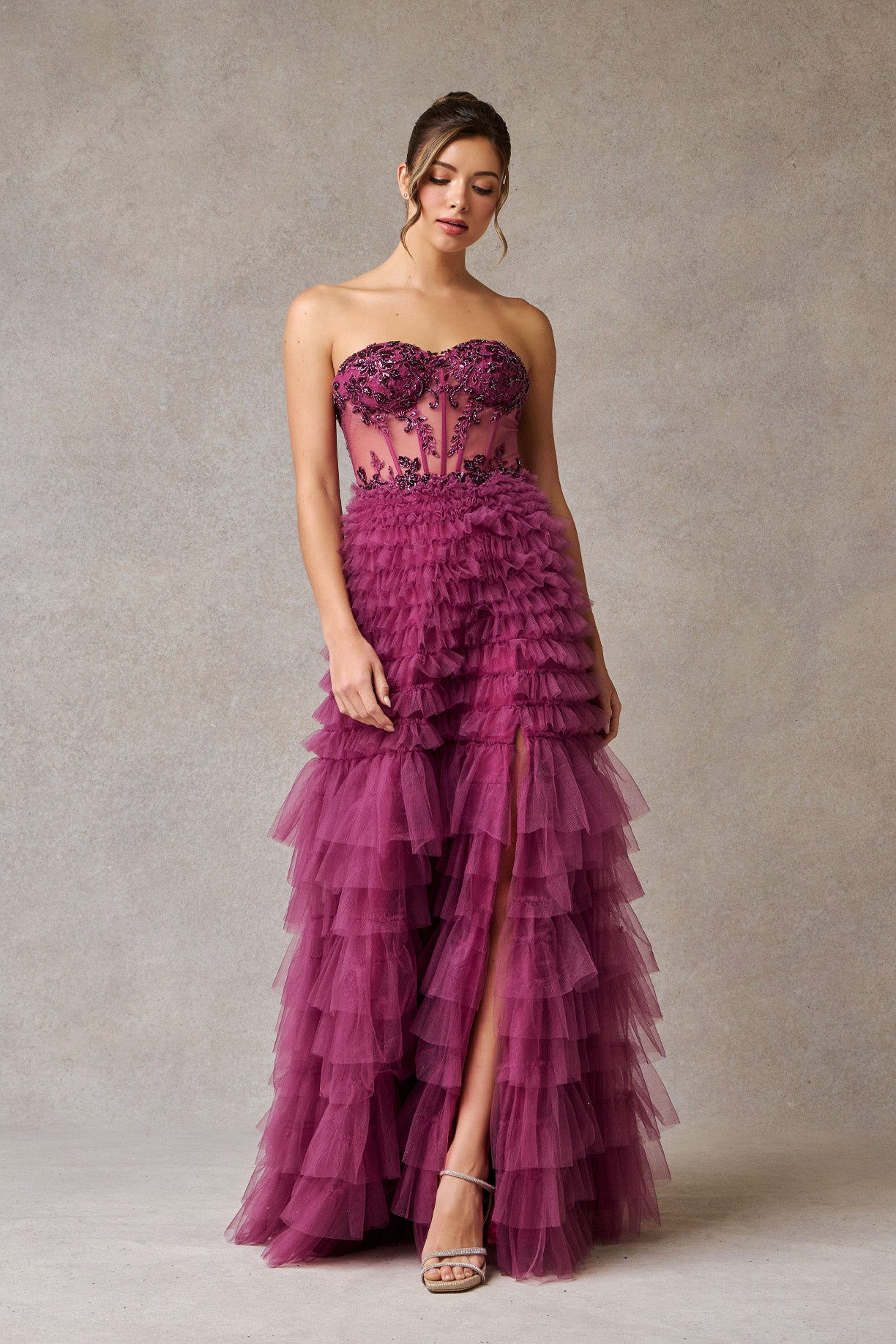 Vestido Straple en línea A con Abertura Color Plum.