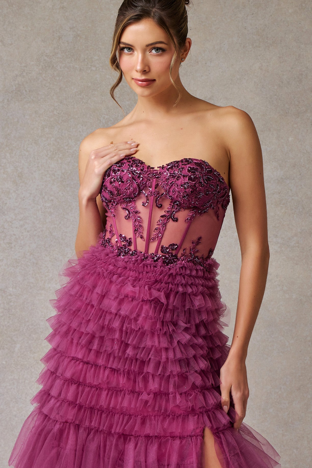 Vestido Straple en línea A con Abertura Color Plum.