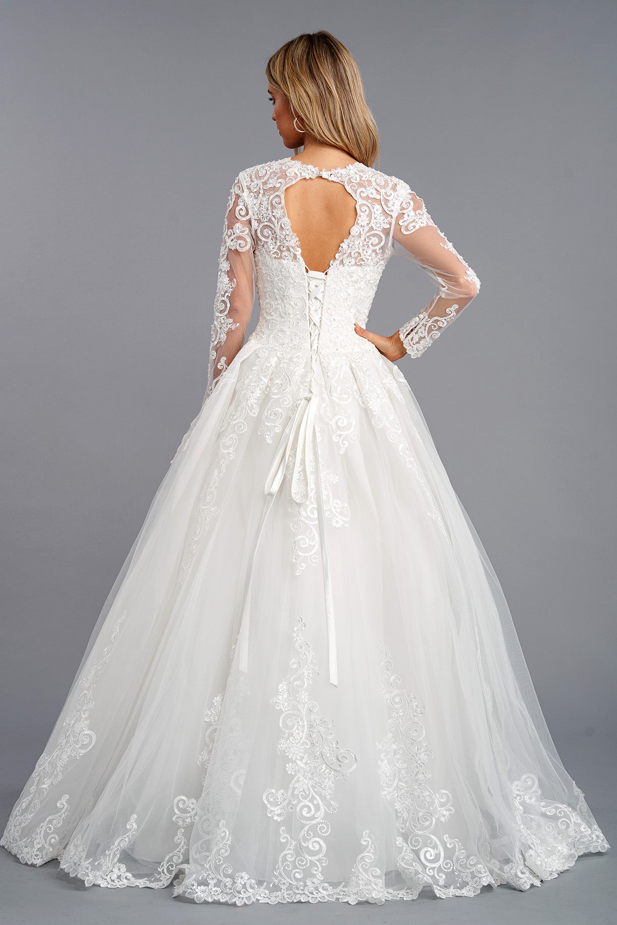 Vestido de Novia en Corte A, Con Manga Larga, Escote en V y Cintas en la Espalda, Color Off White