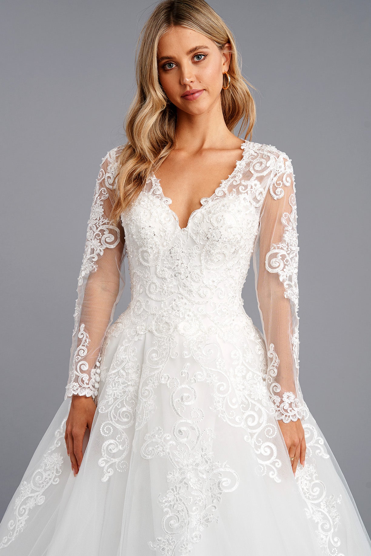 Vestido de Novia en Corte A, Con Manga Larga, Escote en V y Cintas en la Espalda, Color Off White