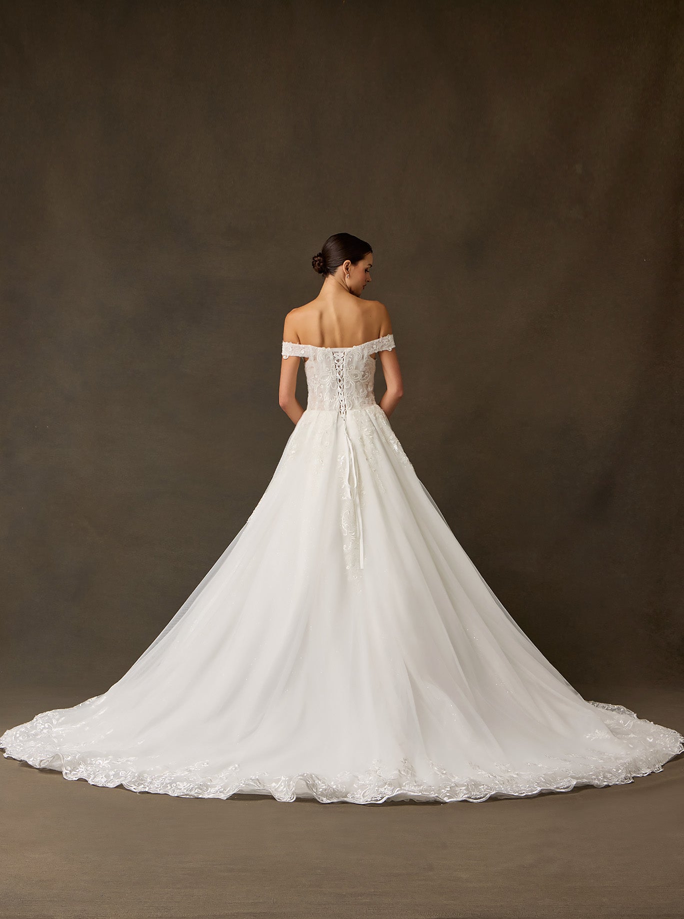 Vestido de Novia Linea A  hombros descubiertos, escote corazón, cierre de cordones en la espalda y cola.