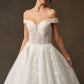 Vestido de Novia Linea A  hombros descubiertos, escote corazón, cierre de cordones en la espalda y cola.