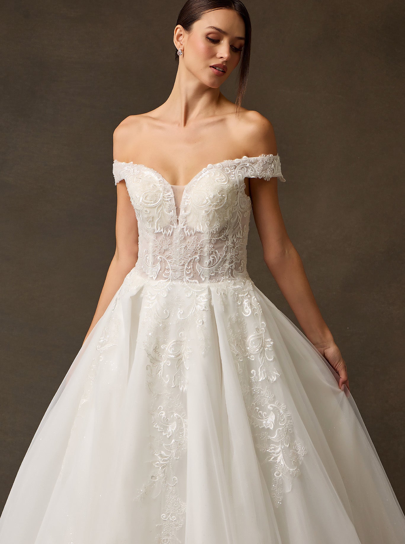 Vestido de Novia Linea A  hombros descubiertos, escote corazón, cierre de cordones en la espalda y cola.