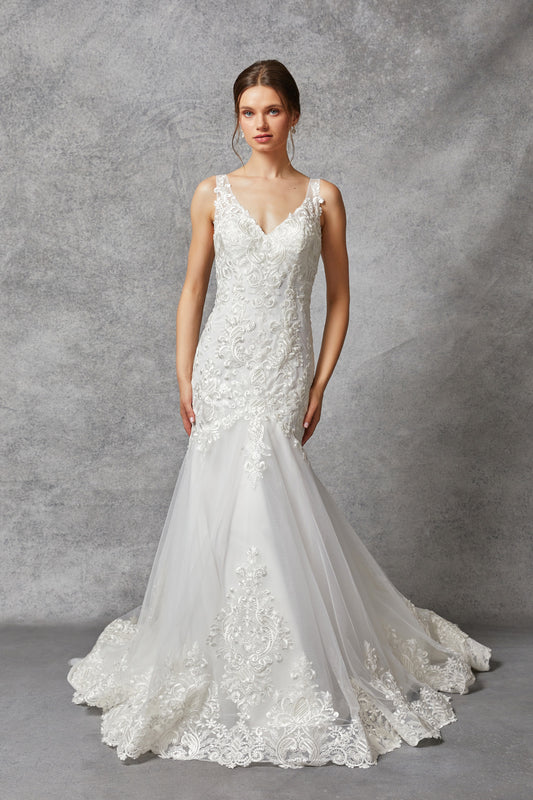 Vestido de Novia Corte Sirena de Tul Bordado y Espalda con Botones. Color Off White