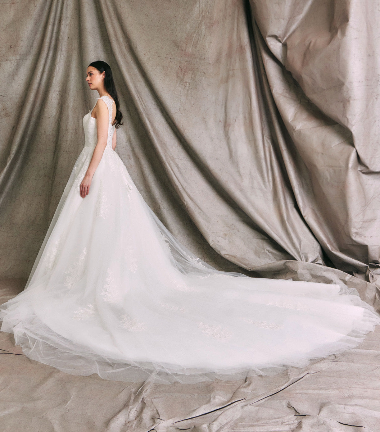 Vestido de Novia, Hombros Fuera y Escote en Corazón.
