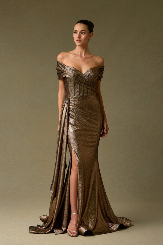 Vestido Entallado, con Hombros Descubiertos con Detalle en Drapeado, Banda Lateral y Abertura en la Pierna, Colores Black y Bronze