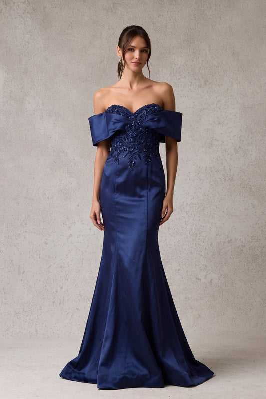 Vestido Corte Sirena Con Escote Corazón Bordado, Hombros Descubiertos y Cauda Corta, Color Navy