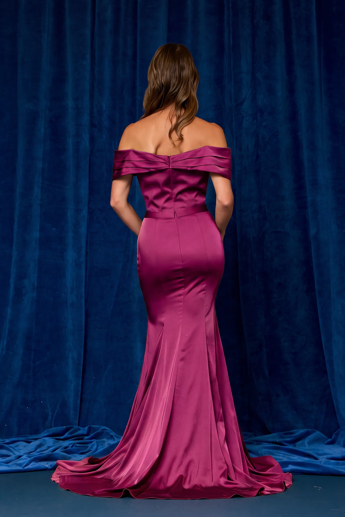 Vestido Ajustado , Hombros Descubiertos, Escote Drapeado con Volante Hacia un Costado con Adorno en la Cintura, Color Magenta