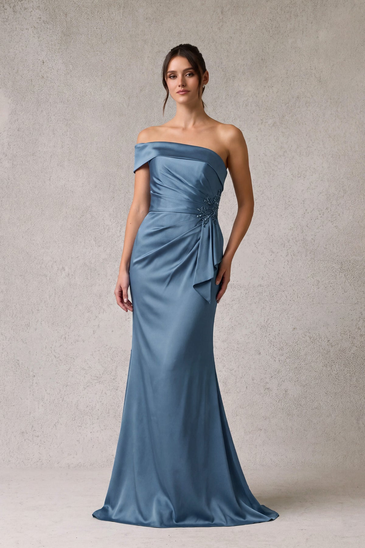 Vestido Entallado Manga Caída a Un Solo Hombro, Detalle de Drapeado al Frente con Aplicación a Un Costado de la Cintura, Color Dusty Blue