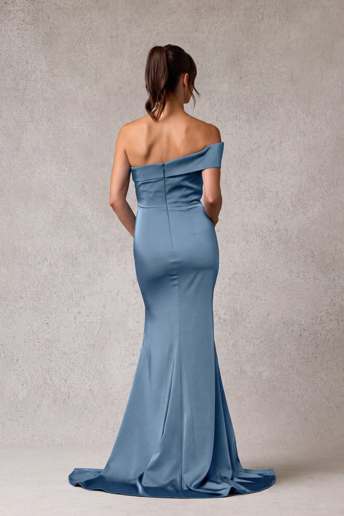 Vestido Entallado Manga Caída a Un Solo Hombro, Detalle de Drapeado al Frente con Aplicación a Un Costado de la Cintura, Color Dusty Blue