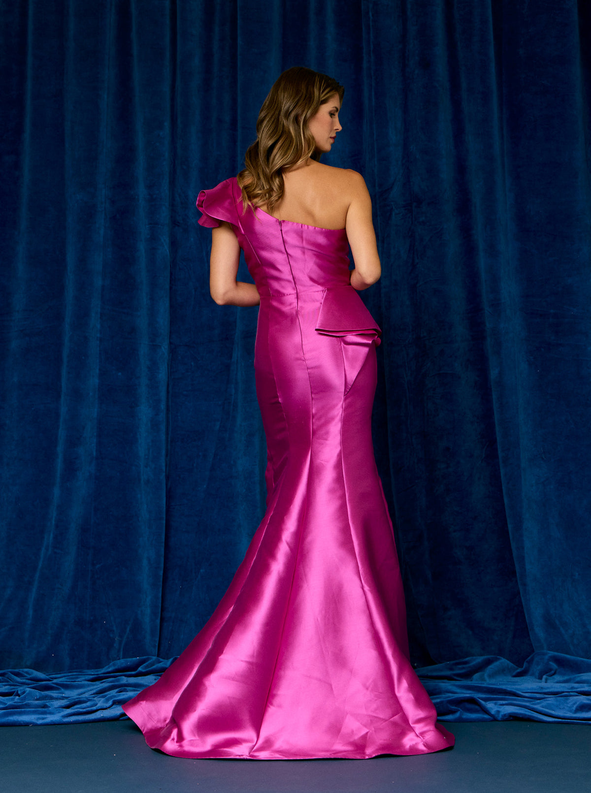 Vestido Corte Sirena, a Un Hombro, con Detalles de Volados, Color Magenta