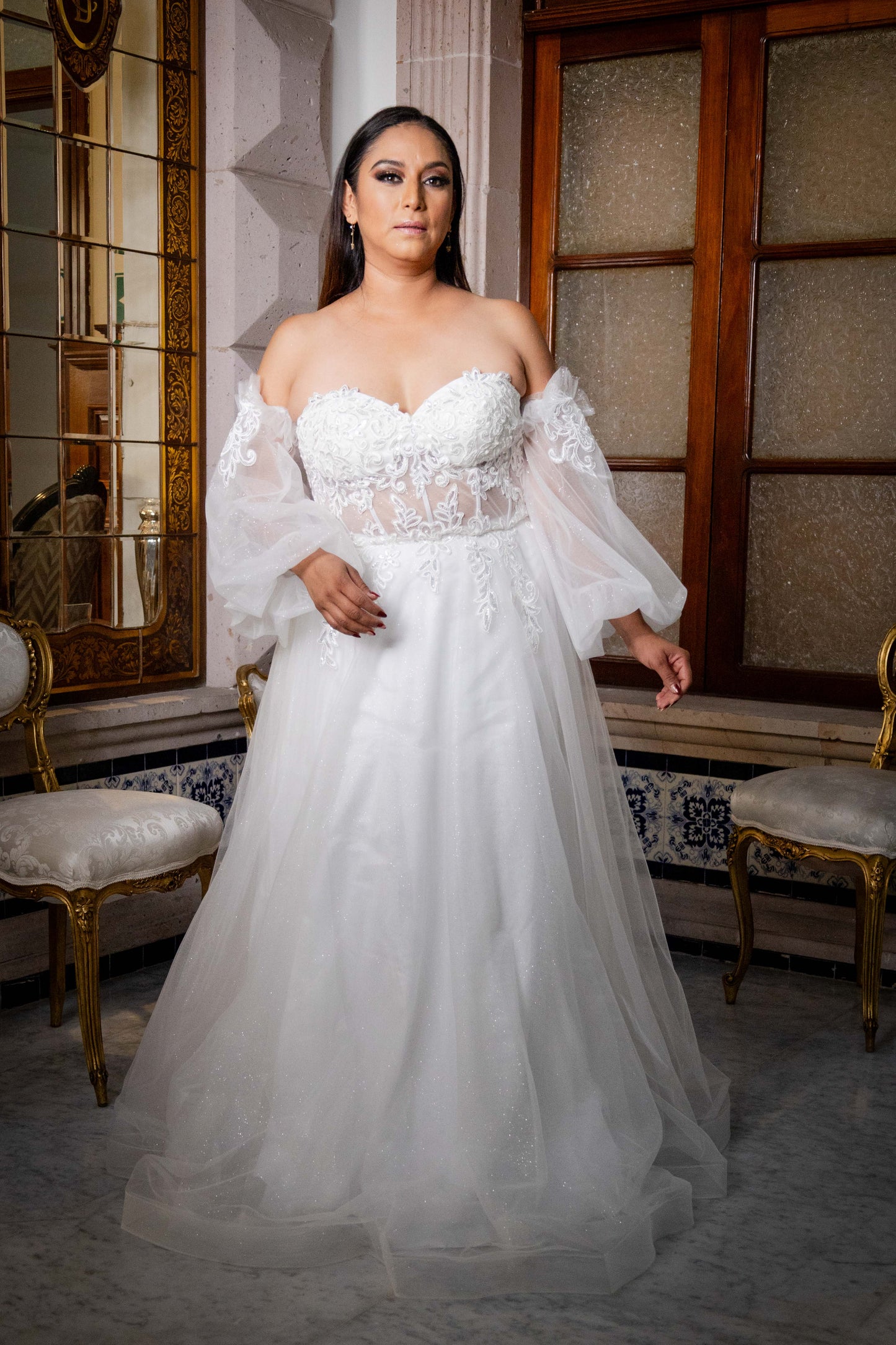 Vestido para Novia de tul  en capas sin tirantes de encaje