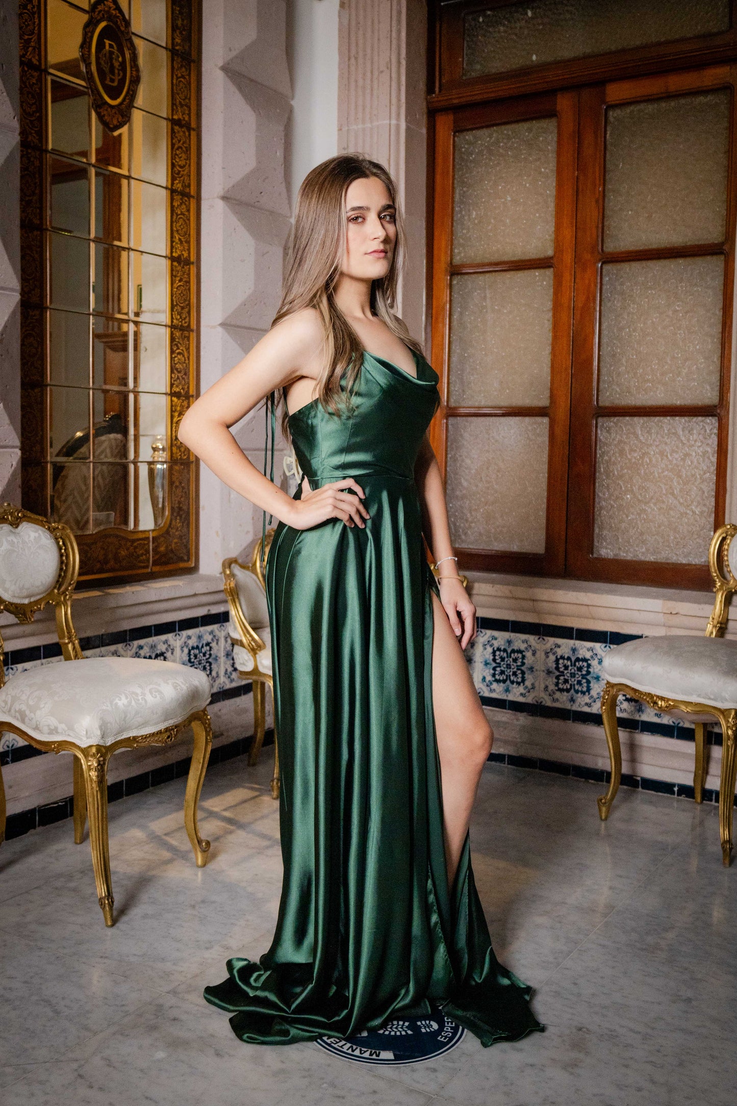 Vestido de dama de honor corte ajustado con tela satinada color esmeralda
