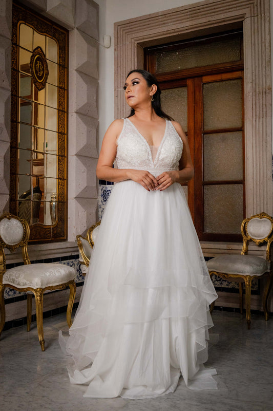 Vestido de Novia en  línea A con tul, bordado, encaje y  pedrería