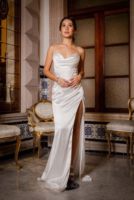 Vestido de novia de satén con capucha