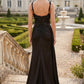Vestido Ajustado Recto con Banda Lateral y Cauda, Con Tirantes, Escote Redondo, con Detalles de Bordado y Drapeado, Varios Colores