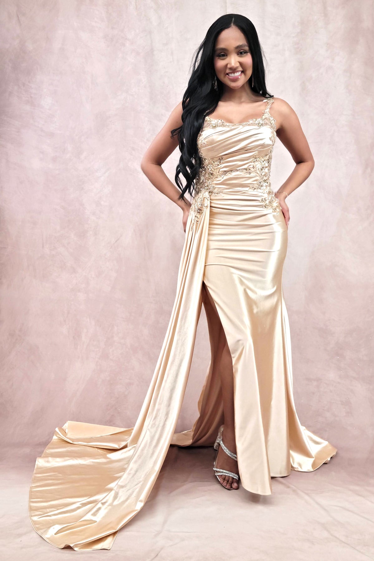 Vestido Ajustado Recto con Banda Lateral y Cauda, Con Tirantes, Escote Redondo, con Detalles de Bordado y Drapeado, Varios Colores