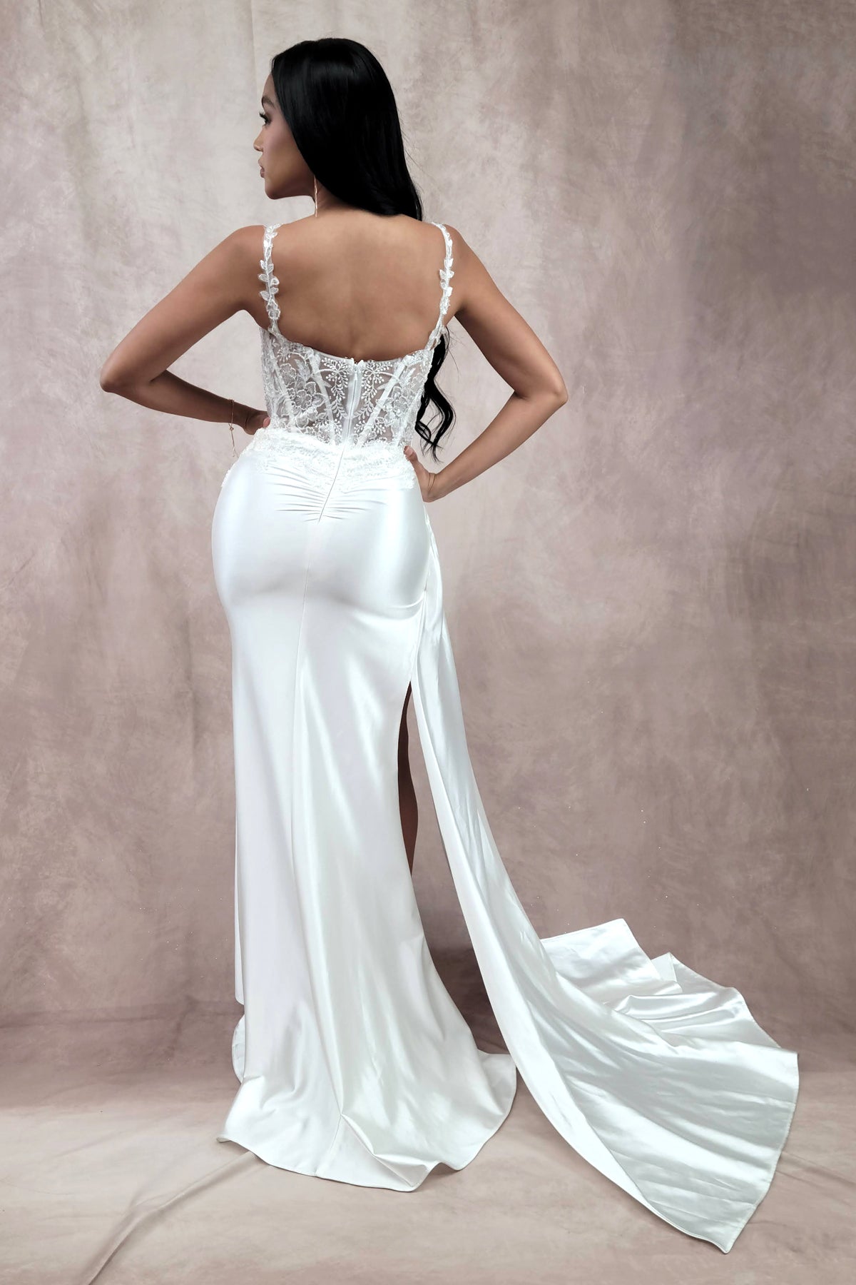 Vestido de Novia Ajustado Recto con Banda Lateral y Cauda, Con Tirantes, Escote Redondo, con Detalles de Bordado y Drapeado, Color White