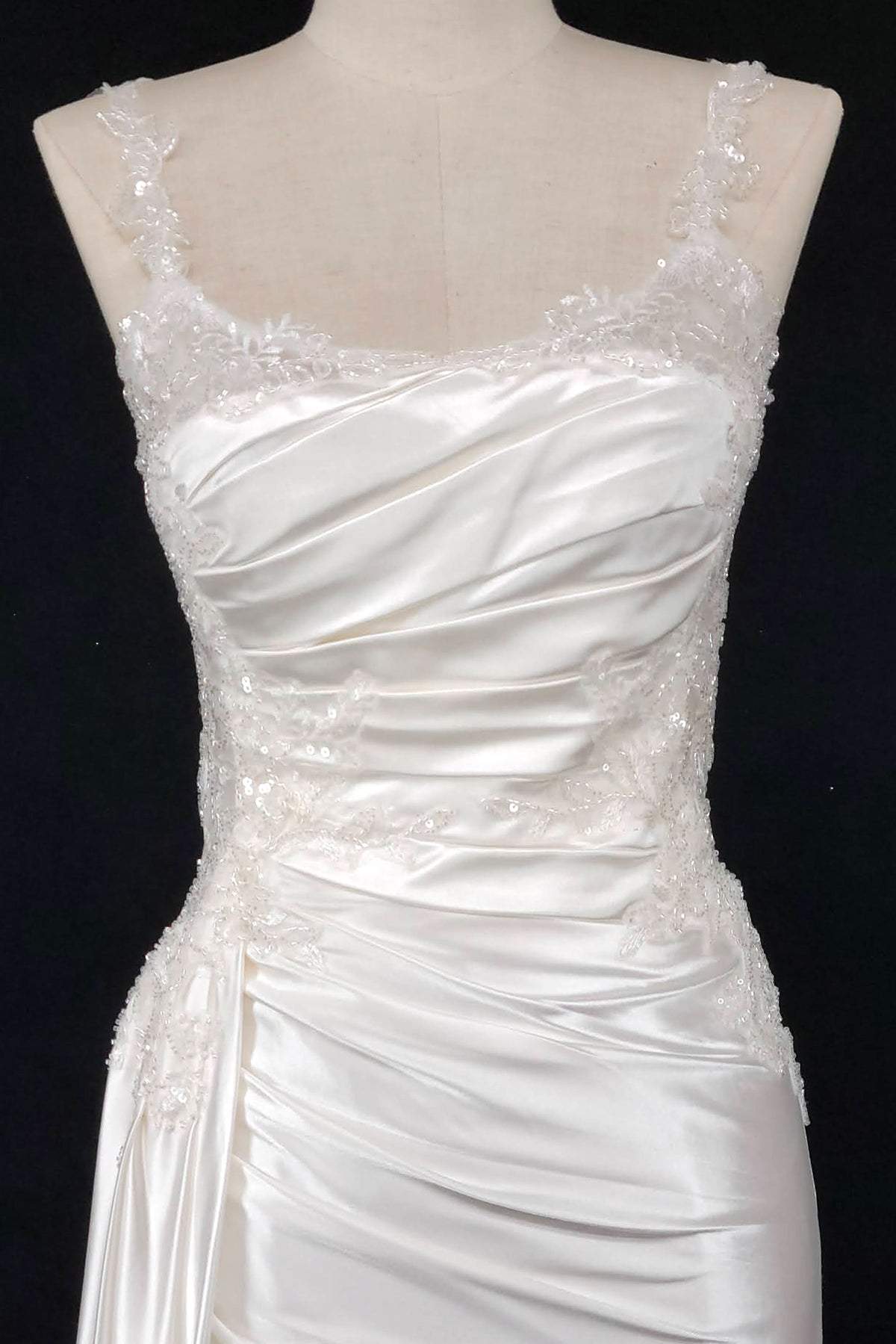 Vestido de Novia Ajustado Recto con Banda Lateral y Cauda, Con Tirantes, Escote Redondo, con Detalles de Bordado y Drapeado, Color White