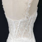 Vestido de Novia Ajustado Recto con Banda Lateral y Cauda, Con Tirantes, Escote Redondo, con Detalles de Bordado y Drapeado, Color White