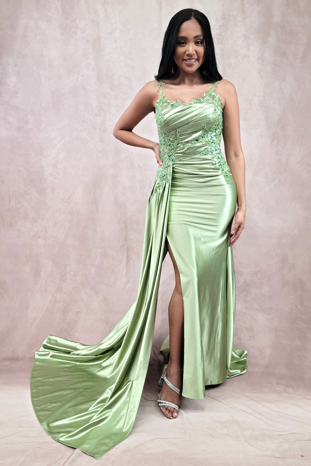 Vestido Ajustado Recto con Banda Lateral y Cauda, Con Tirantes, Escote Redondo, con Detalles de Bordado y Drapeado, Varios Colores