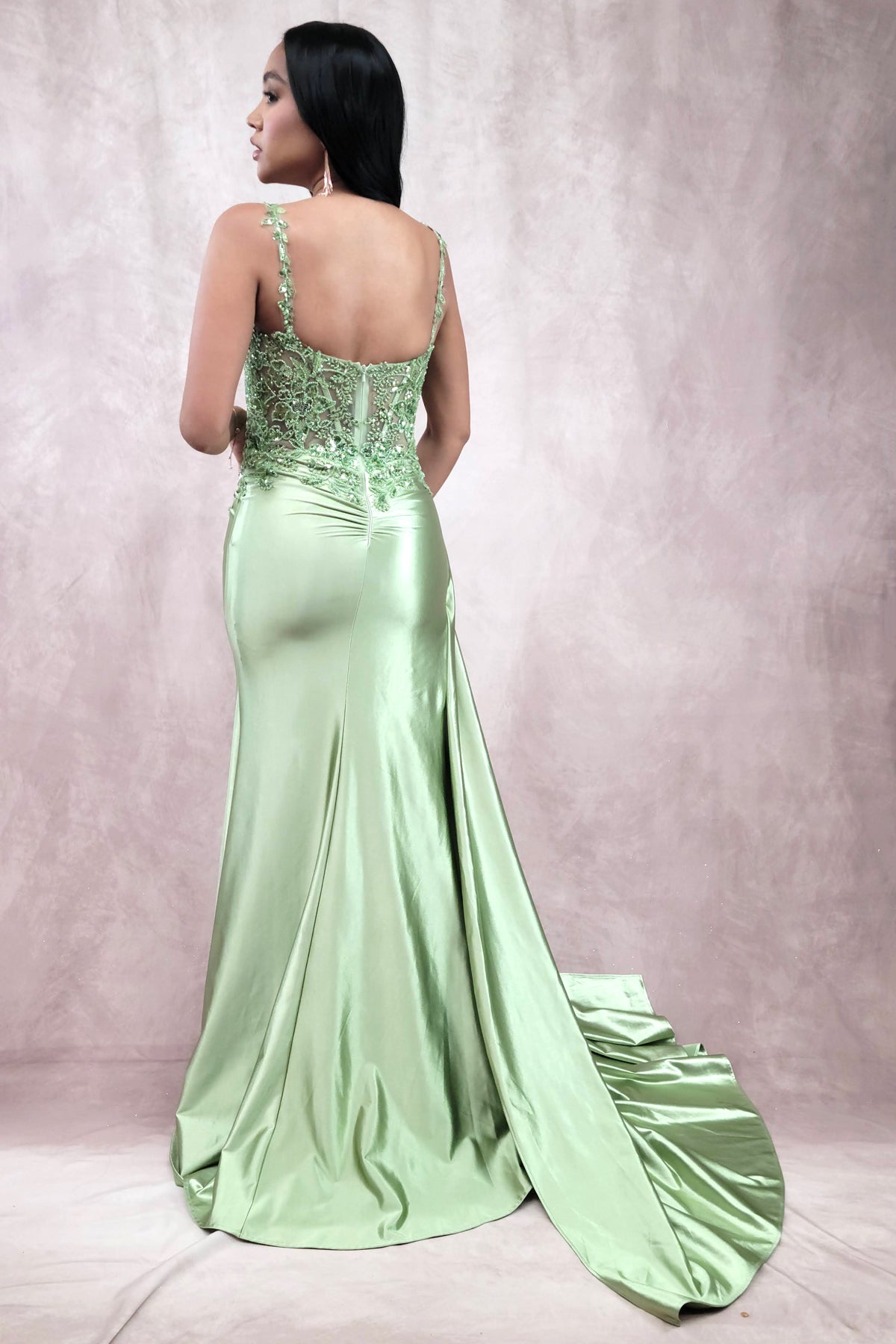 Vestido Ajustado Recto con Banda Lateral y Cauda, Con Tirantes, Escote Redondo, con Detalles de Bordado y Drapeado, Varios Colores