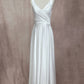 Vestido de Satén, Sin Mangas, Cuello en V, Cuerpo plisado, Espalda Acordonada y Abertura en la Pierna, Color Off White