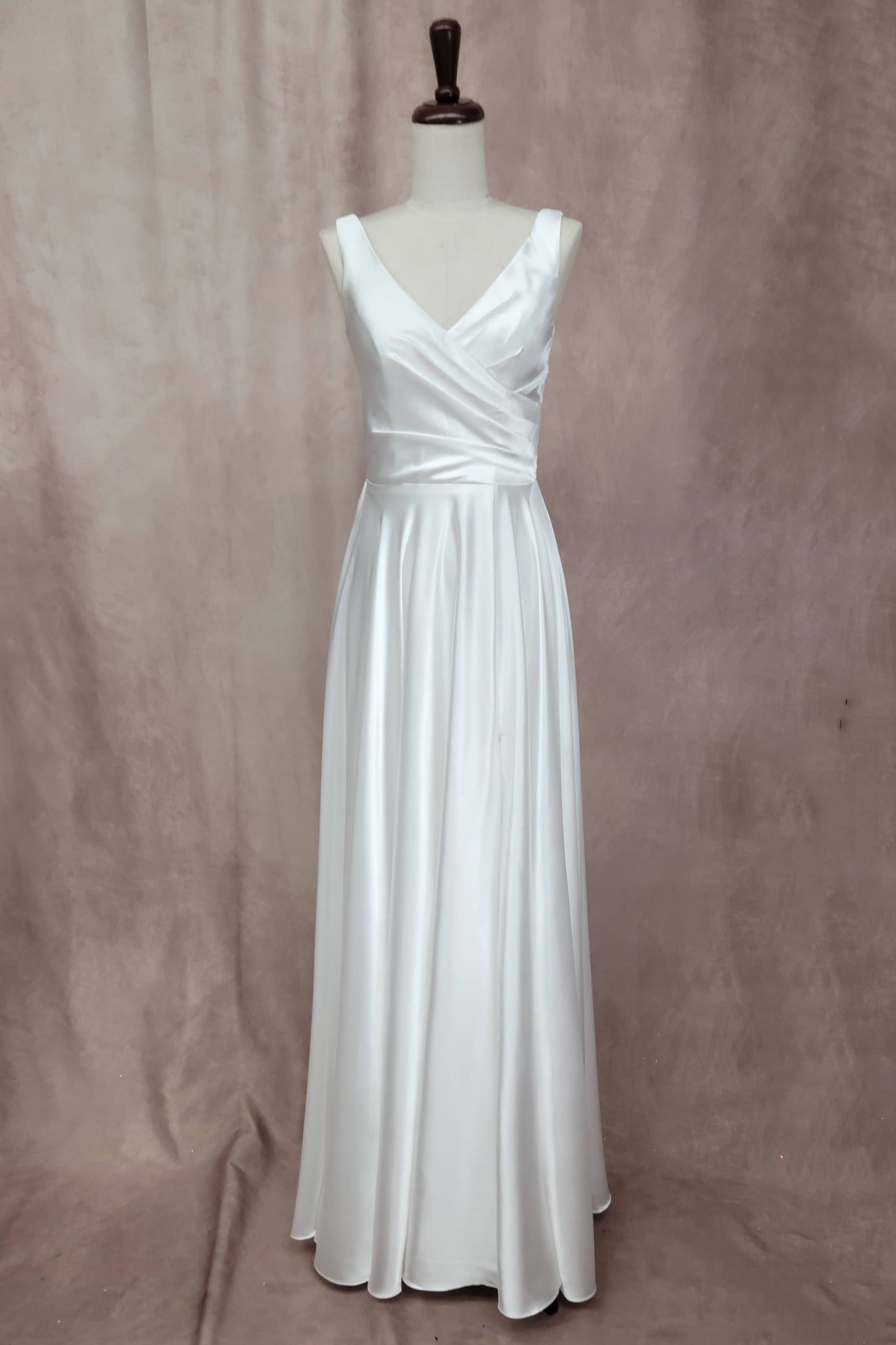 Vestido de Satén, Sin Mangas, Cuello en V, Cuerpo plisado, Espalda Acordonada y Abertura en la Pierna, Color Off White