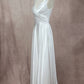 Vestido de Satén, Sin Mangas, Cuello en V, Cuerpo plisado, Espalda Acordonada y Abertura en la Pierna, Color Off White
