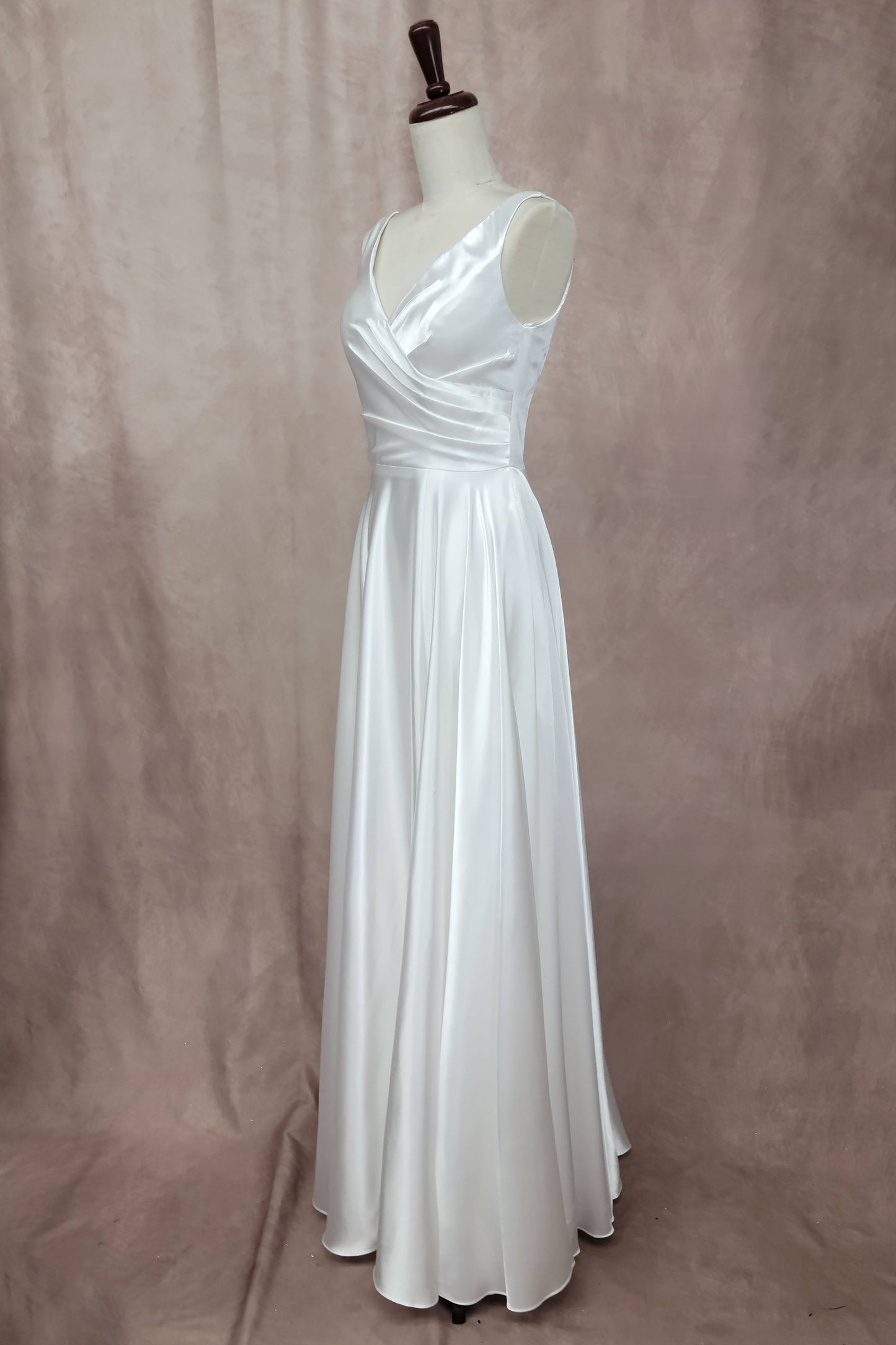 Vestido de Satén, Sin Mangas, Cuello en V, Cuerpo plisado, Espalda Acordonada y Abertura en la Pierna, Color Off White
