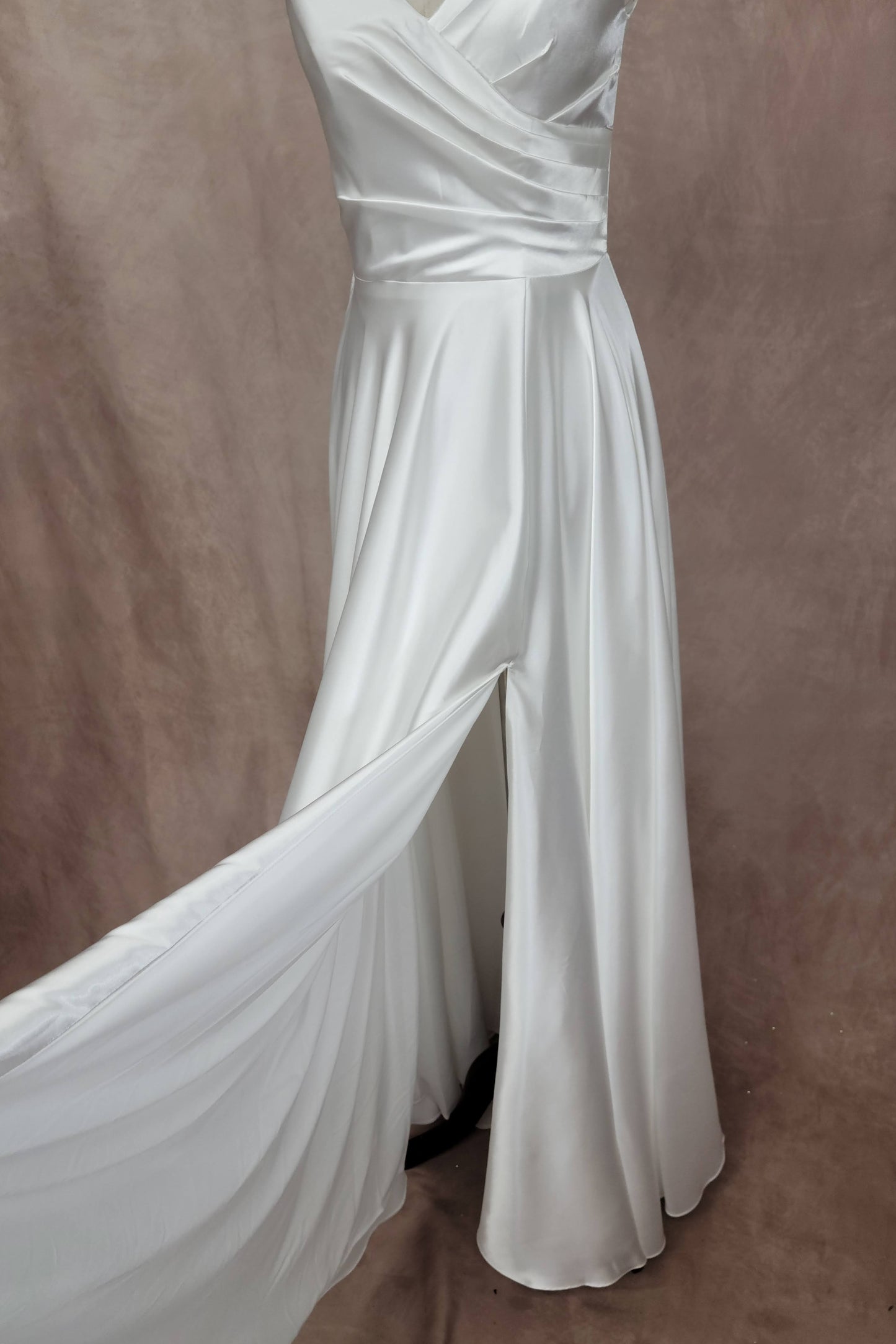 Vestido de Satén, Sin Mangas, Cuello en V, Cuerpo plisado, Espalda Acordonada y Abertura en la Pierna, Color Off White