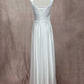 Vestido de Satén, Sin Mangas, Cuello en V, Cuerpo plisado, Espalda Acordonada y Abertura en la Pierna, Color Off White