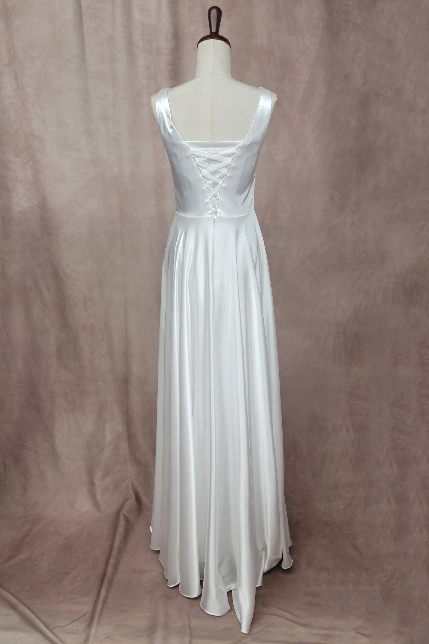 Vestido de Satén, Sin Mangas, Cuello en V, Cuerpo plisado, Espalda Acordonada y Abertura en la Pierna, Color Off White