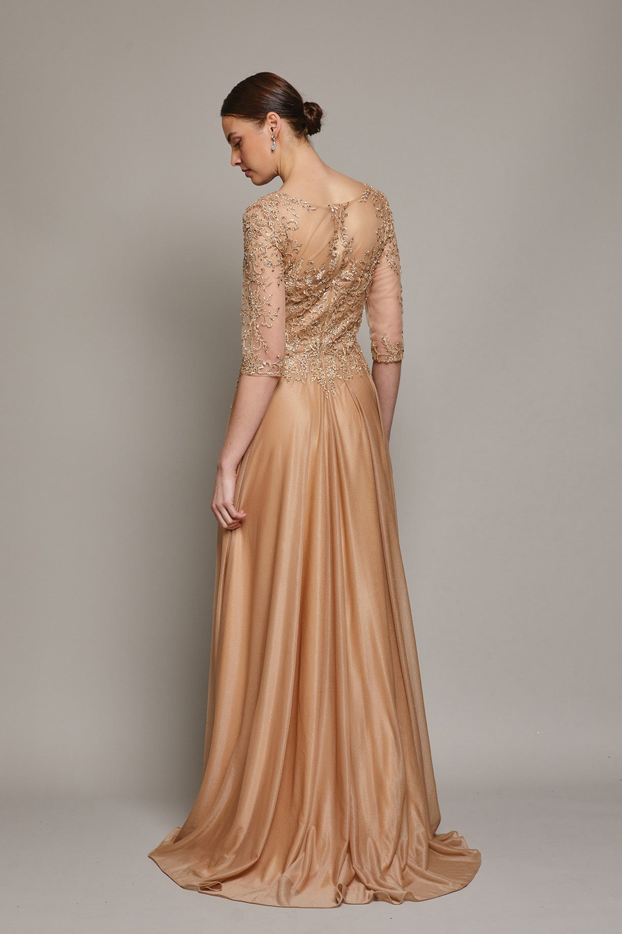Vestido de Tul Brilloso y Bordado con Cuentas y Lentejuelas con mangas 3/4 Color Gold y Black