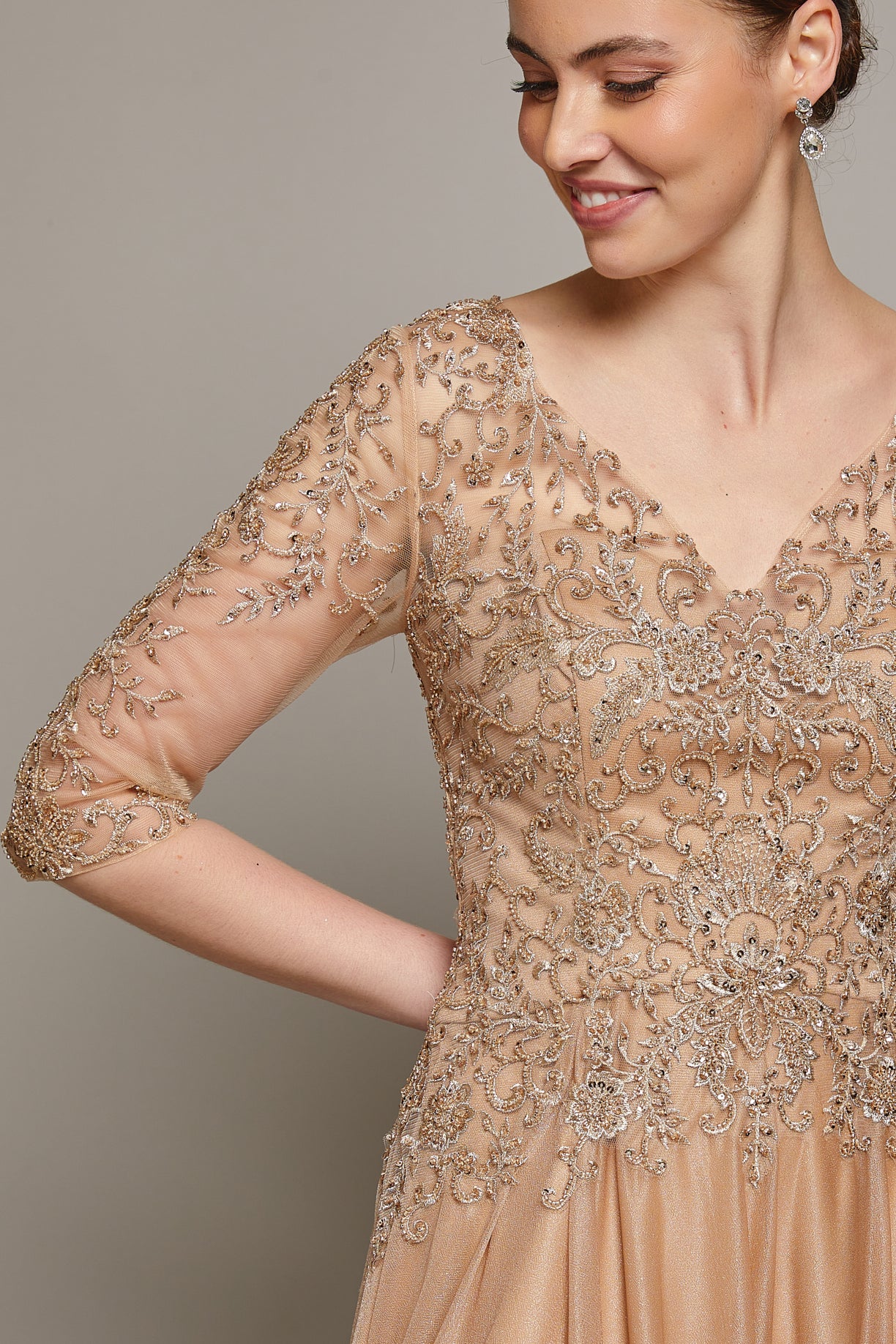 Vestido de Tul Brilloso y Bordado con Cuentas y Lentejuelas con mangas 3/4 Color Gold y Black
