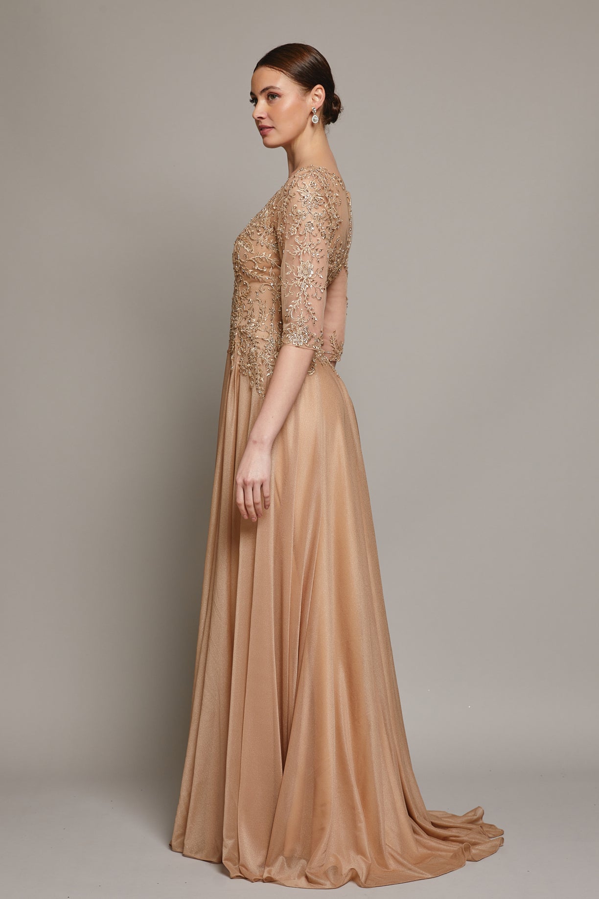 Vestido de Tul Brilloso y Bordado con Cuentas y Lentejuelas con mangas 3/4 Color Gold y Black