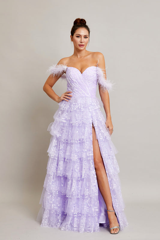 Vestido En Línea A con Hombros de Fuera de Plumas y Escote en Corazón Color Lilac.