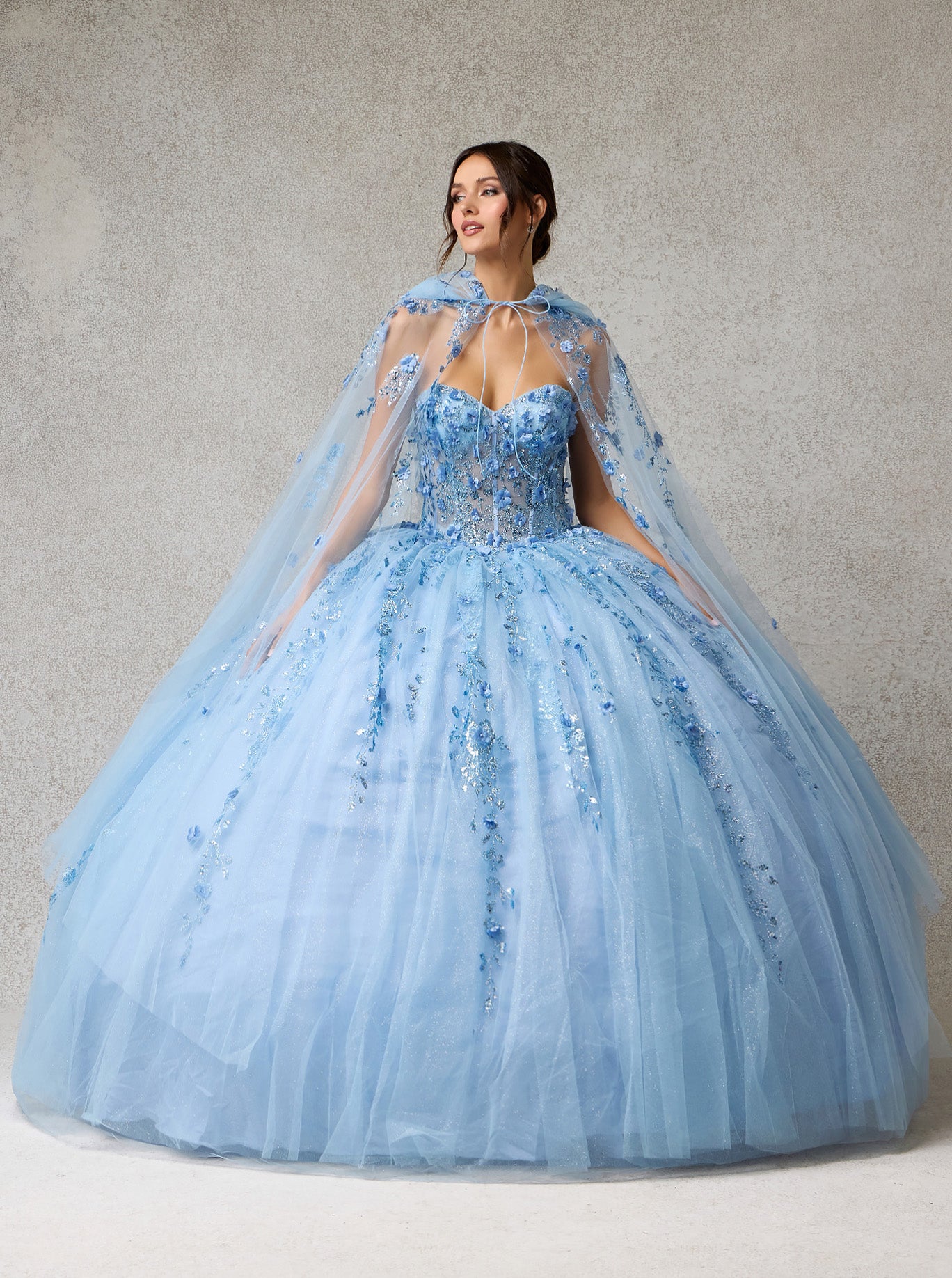 Vestido de Fiesta de Tul Bordado con Brillos, Cristales y Lentejuelas y Capa Desmontable con Capucha, Color Ice Blue