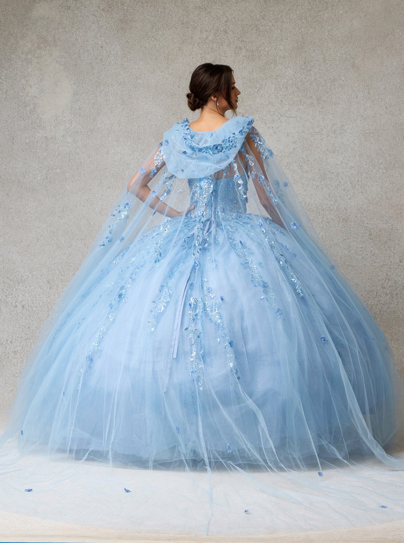 Vestido de Fiesta de Tul Bordado con Brillos, Cristales y Lentejuelas y Capa Desmontable con Capucha, Color Ice Blue