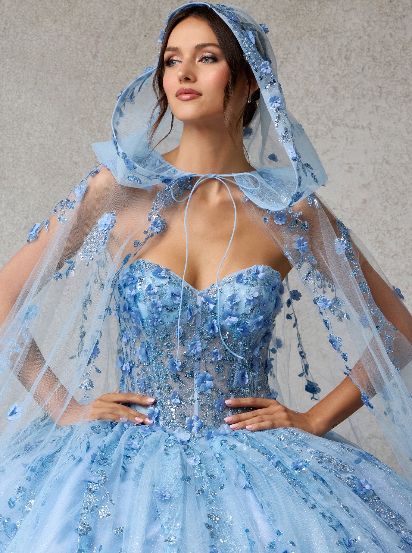 Vestido de Fiesta de Tul Bordado con Brillos, Cristales y Lentejuelas y Capa Desmontable con Capucha, Color Ice Blue