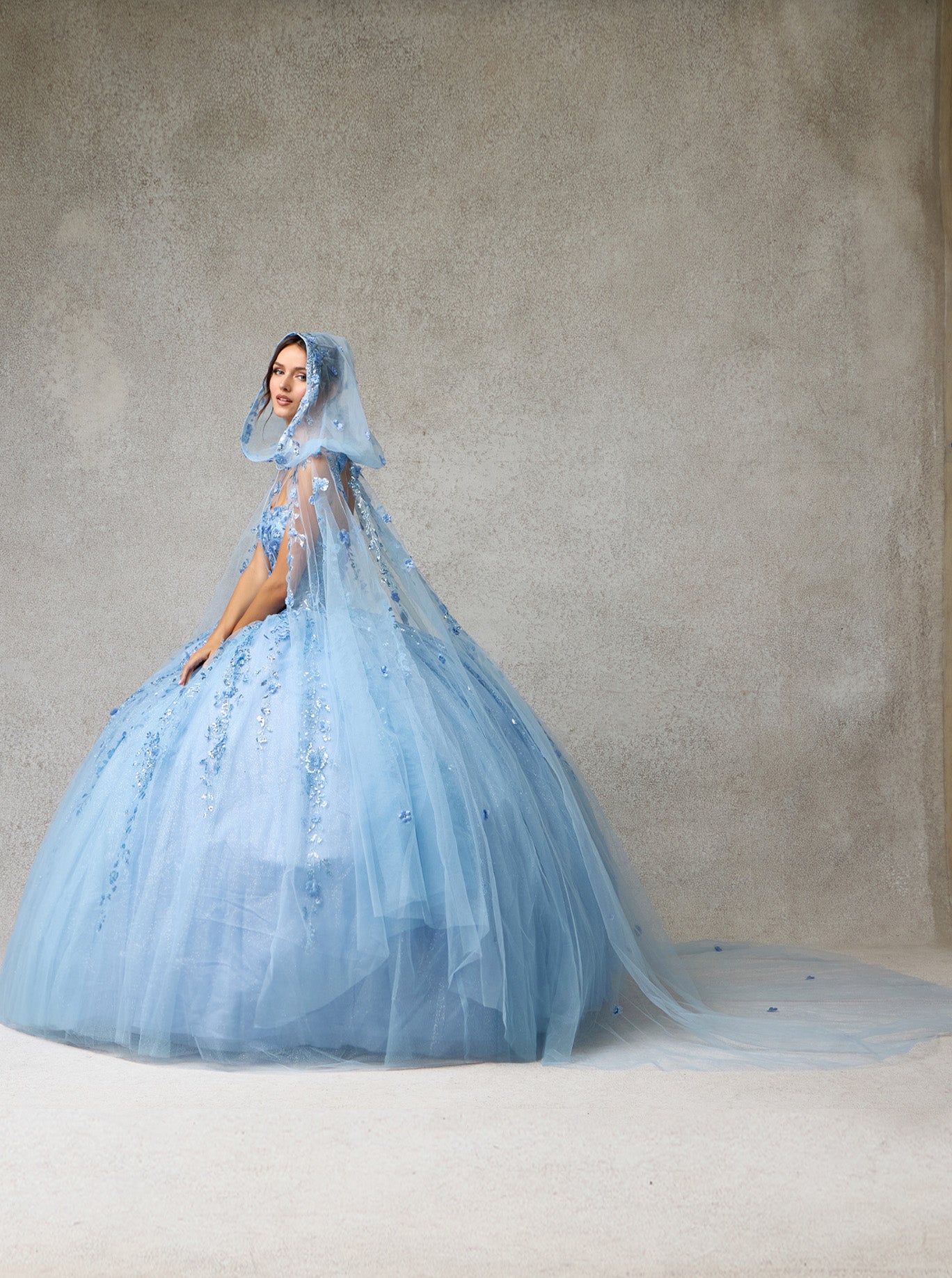 Vestido de Fiesta de Tul Bordado con Brillos, Cristales y Lentejuelas y Capa Desmontable con Capucha, Color Ice Blue